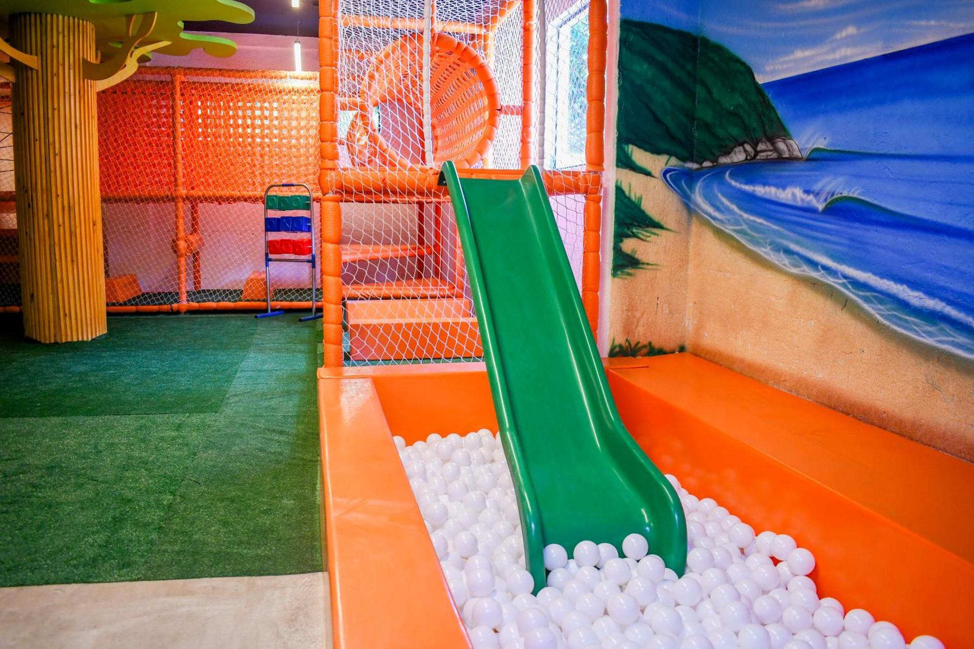 Costao Do Santinho Resort All Inclusive Florianopolis Exterior photo A slide in a ball pit